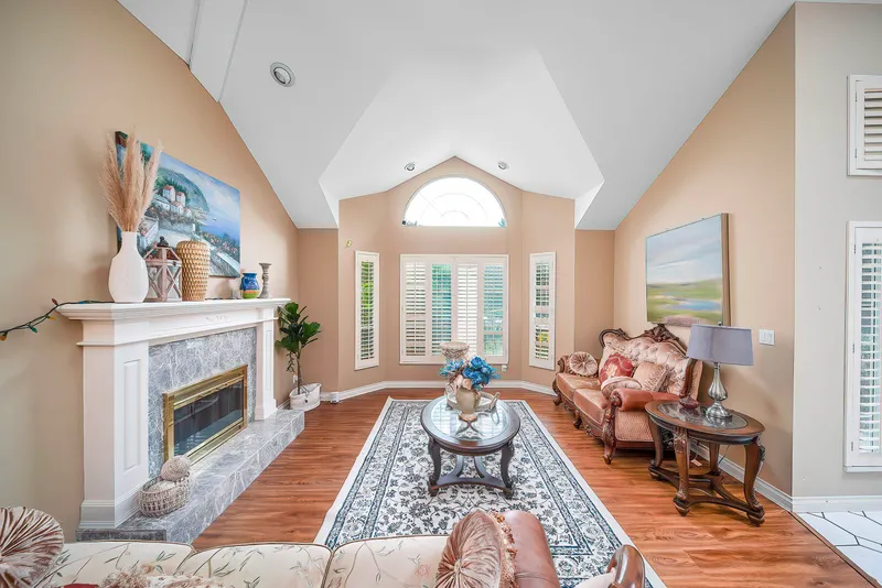 15007 75 AVENUE - photo 4 of 25