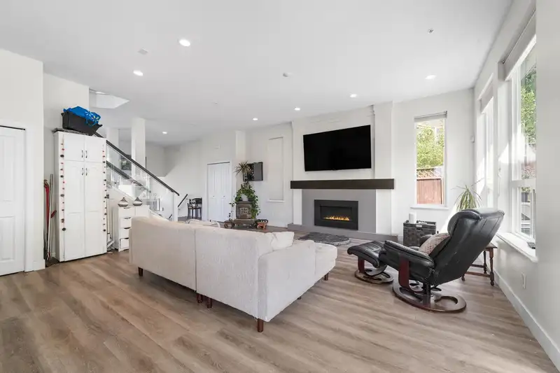 10433 248 STREET - photo 4 of 34