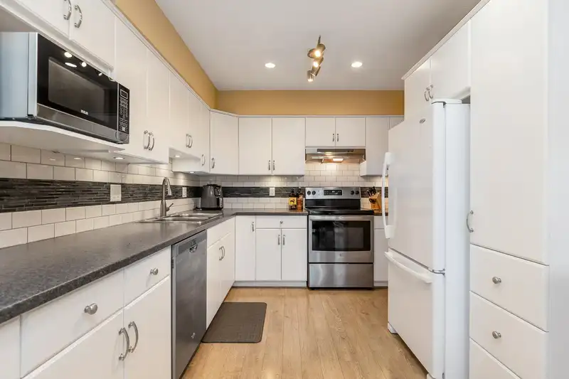 26 2998 MOUAT DRIVE - photo 4 of 35