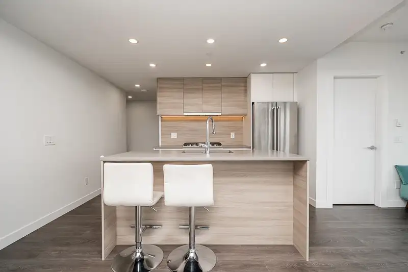 1507 525 FOSTER AVENUE - photo 4 of 37