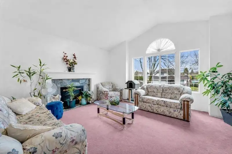 16059 93 AVENUE - photo 2 of 40