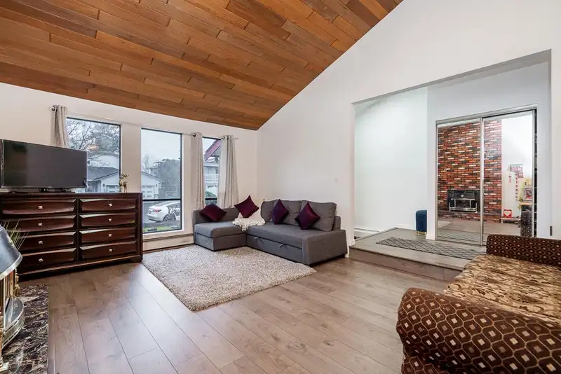 15672 99B AVENUE - photo 3 of 23