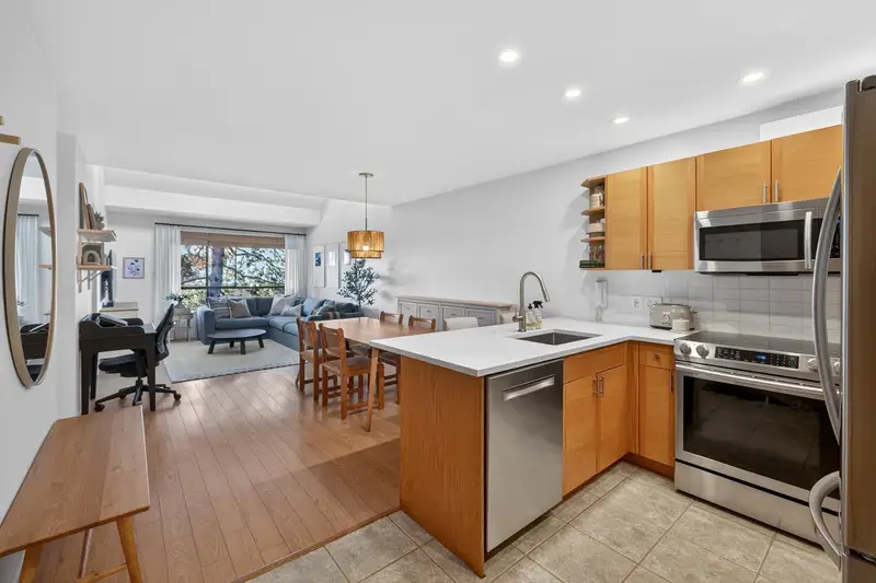 330 210 W 2ND STREET - photo 2 of 25