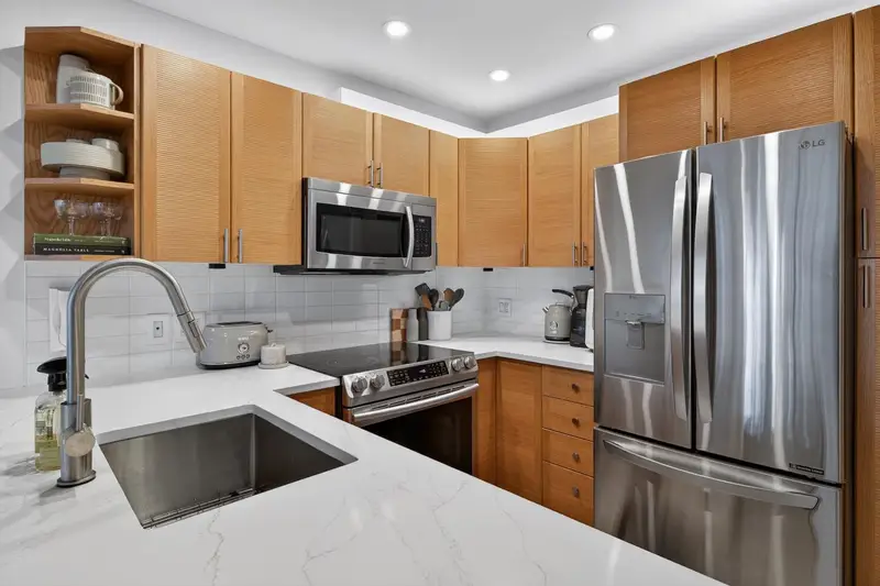 330 210 W 2ND STREET - photo 4 of 25