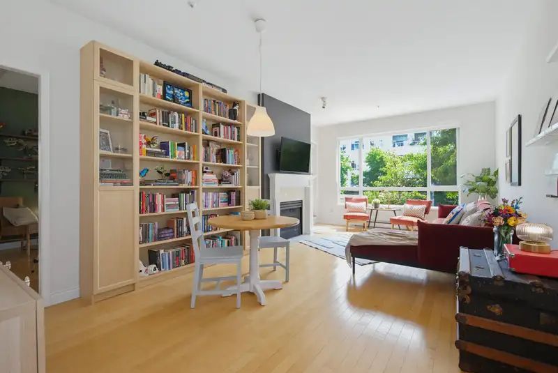 229 5735 HAMPTON PLACE - photo 3 of 37