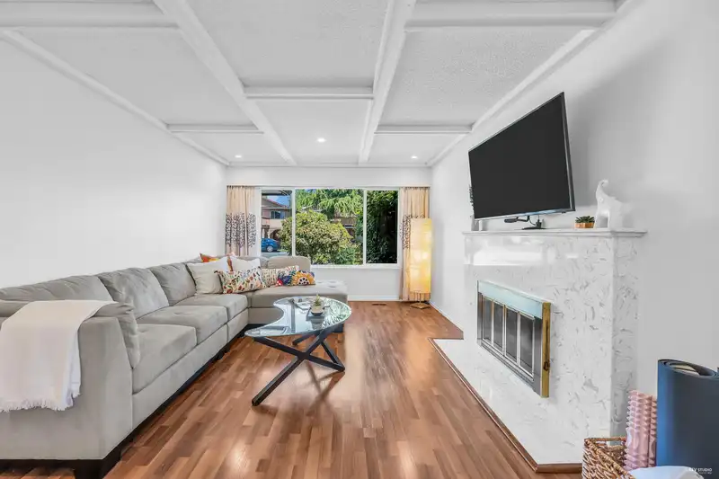 4980 PRINCETON AVENUE - photo 4 of 34