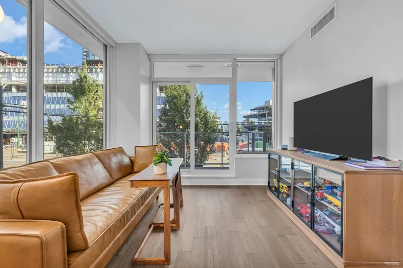 211 677 W 41ST AVENUE - photo 2 of 21