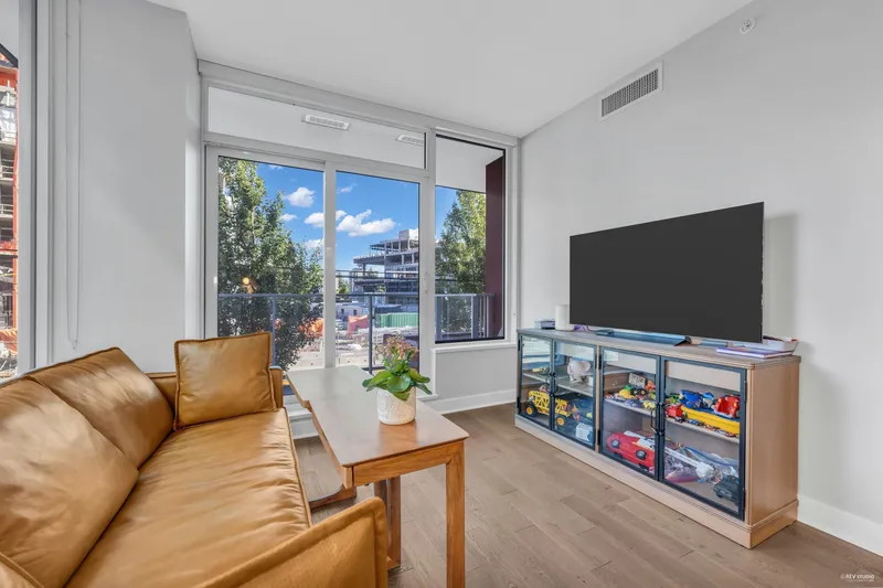 211 677 W 41ST AVENUE - photo 3 of 21