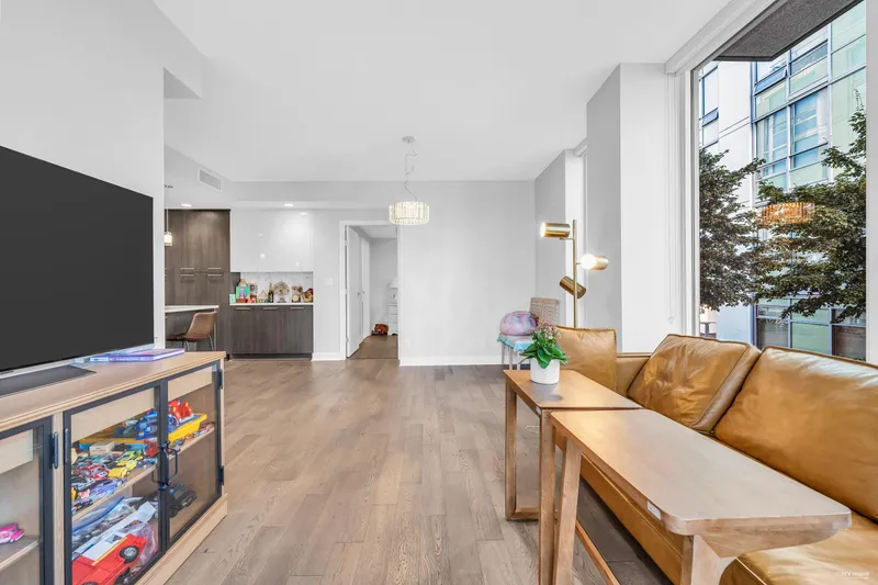 211 677 W 41ST AVENUE - photo 4 of 21