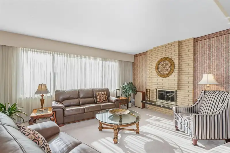 11935 82A AVENUE - photo 4 of 27