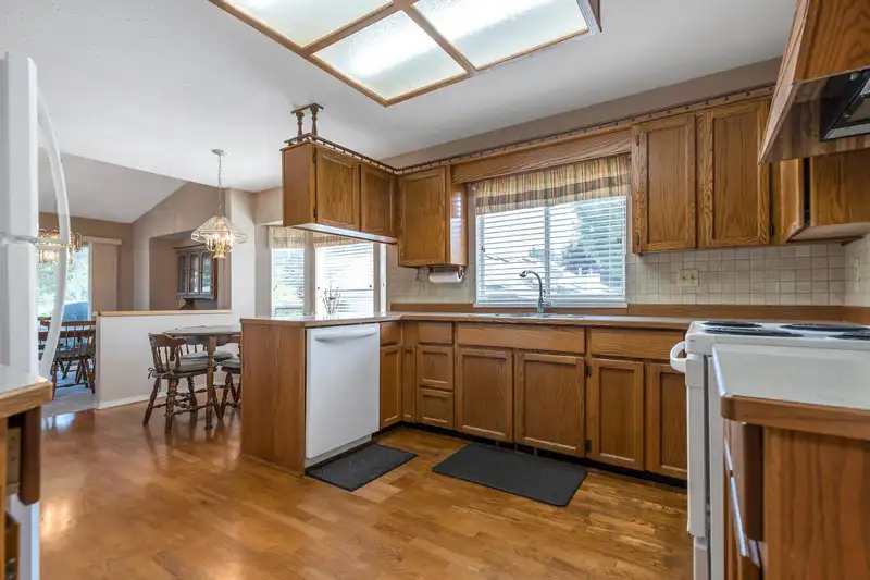 26 3054 TRAFALGAR STREET - photo 3 of 40