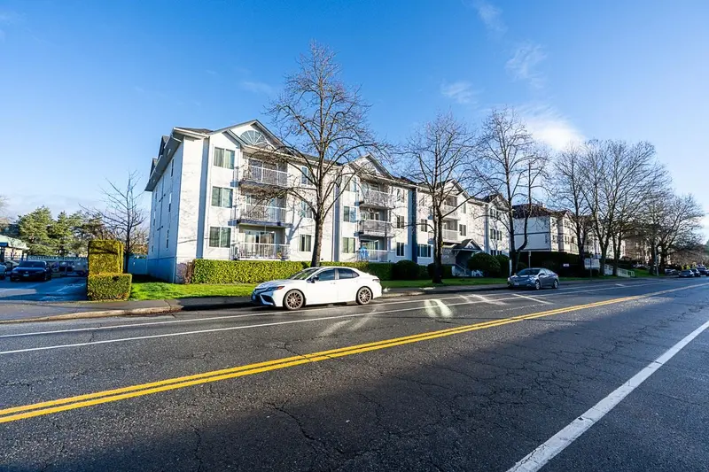 305 17695 58 AVENUE - photo 2 of 25