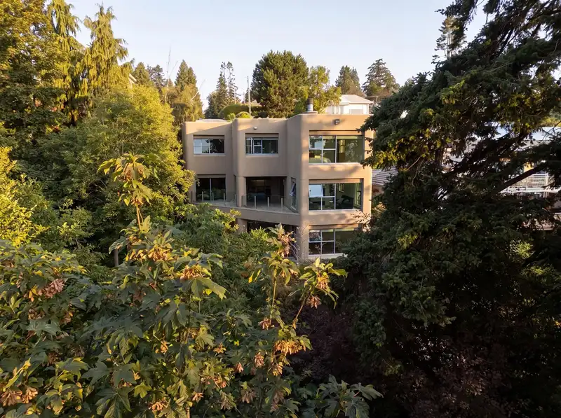 13102 13 AVENUE - photo 4 of 40