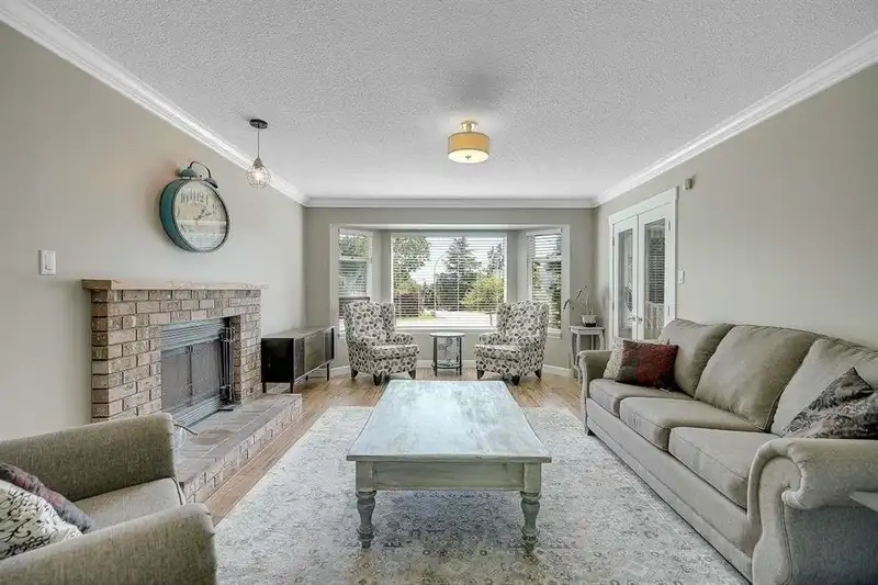 964 161A STREET - photo 3 of 32