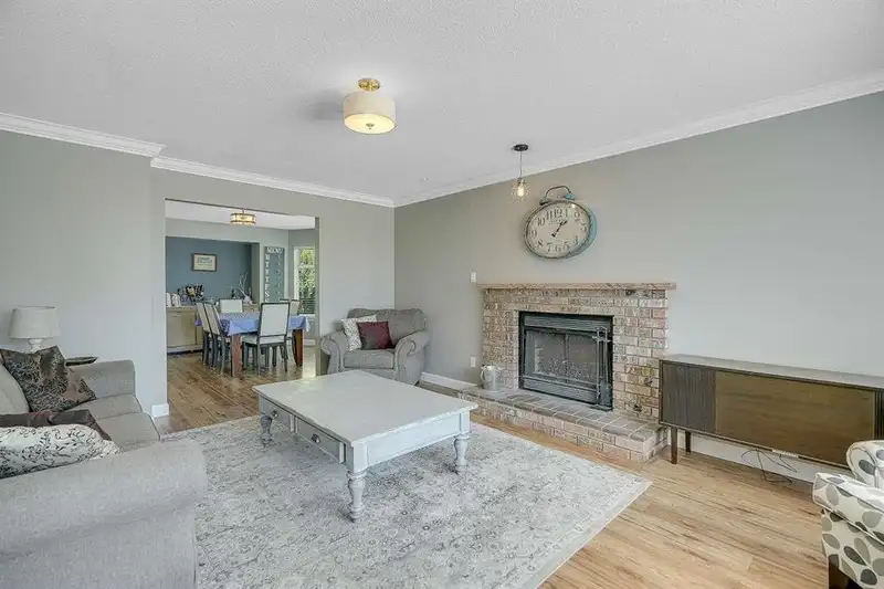 964 161A STREET - photo 4 of 32