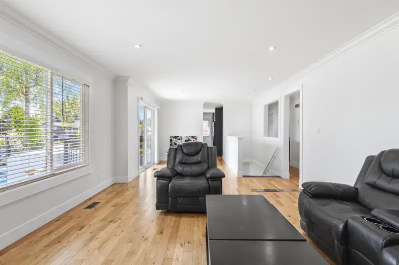 3245 JERVIS CRESCENT - photo 3 of 22