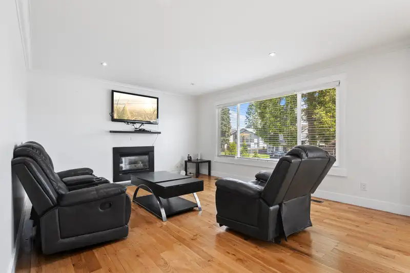 3245 JERVIS CRESCENT - photo 4 of 22