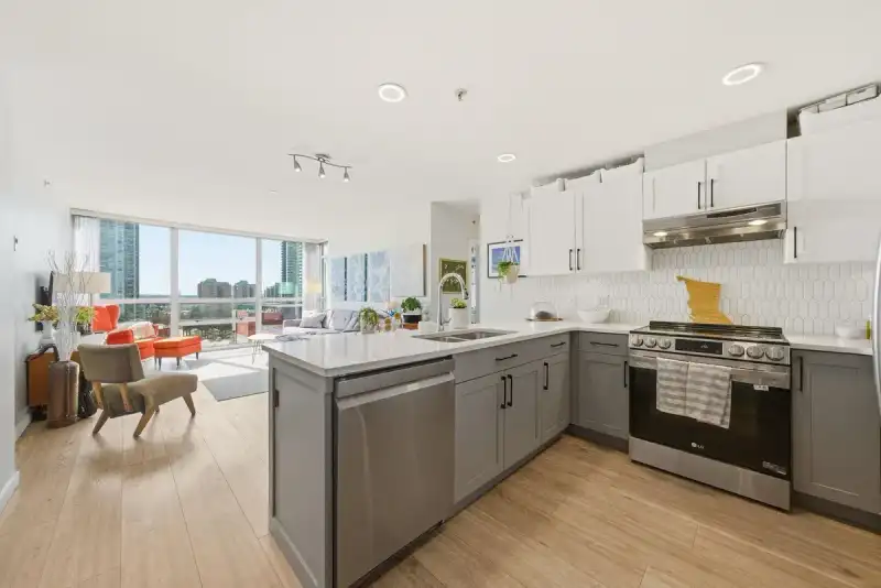 1202 14 BEGBIE STREET - photo 1 of 40