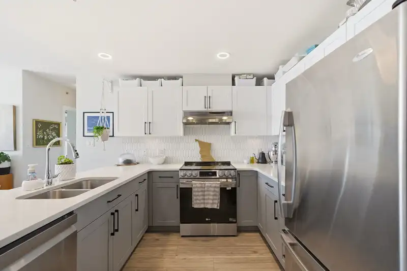 1202 14 BEGBIE STREET - photo 2 of 40