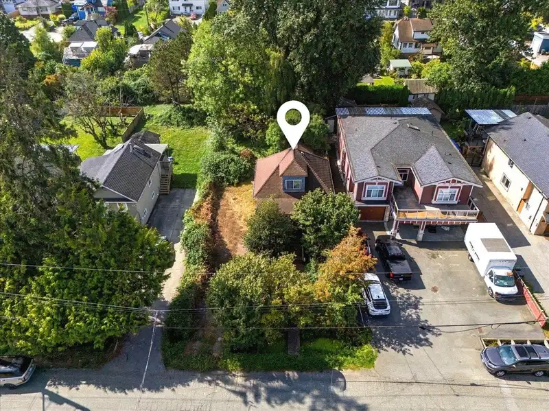 242 N BOYNE STREET - photo 3 of 34