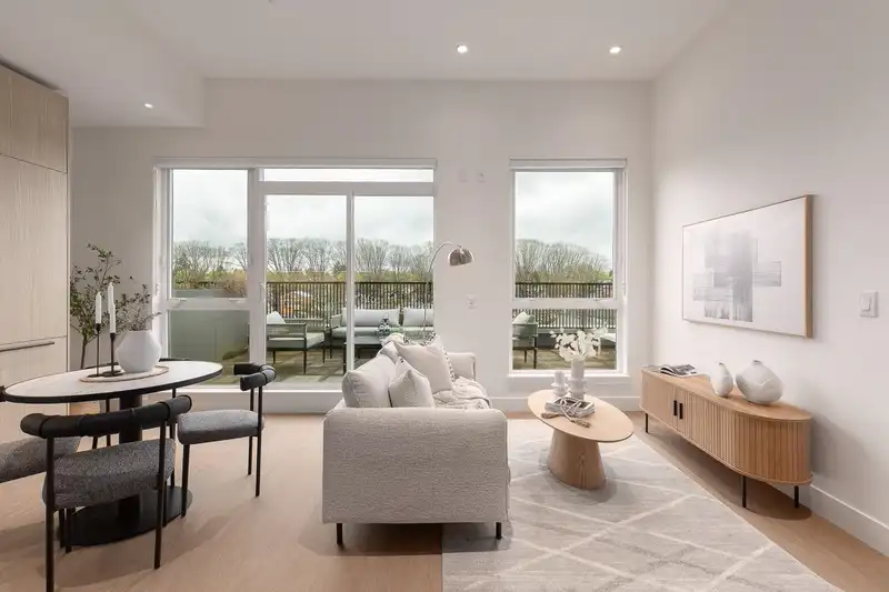 601 2235 E BROADWAY - photo 2 of 25