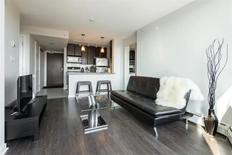 1110 688 ABBOTT STREET - photo 3 of 11