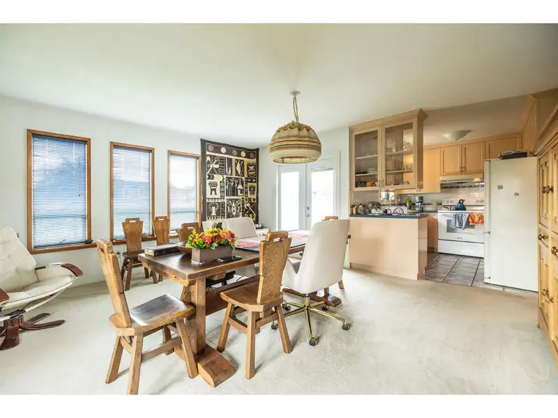 6033 175B STREET - photo 4 of 34