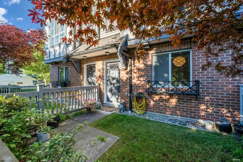79 9566 TOMICKI AVENUE - photo 2 of 32