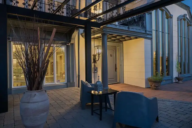 284 SANDRINGHAM CRESCENT - photo 4 of 40
