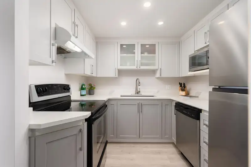 1402 13383 108 AVENUE - photo 2 of 34