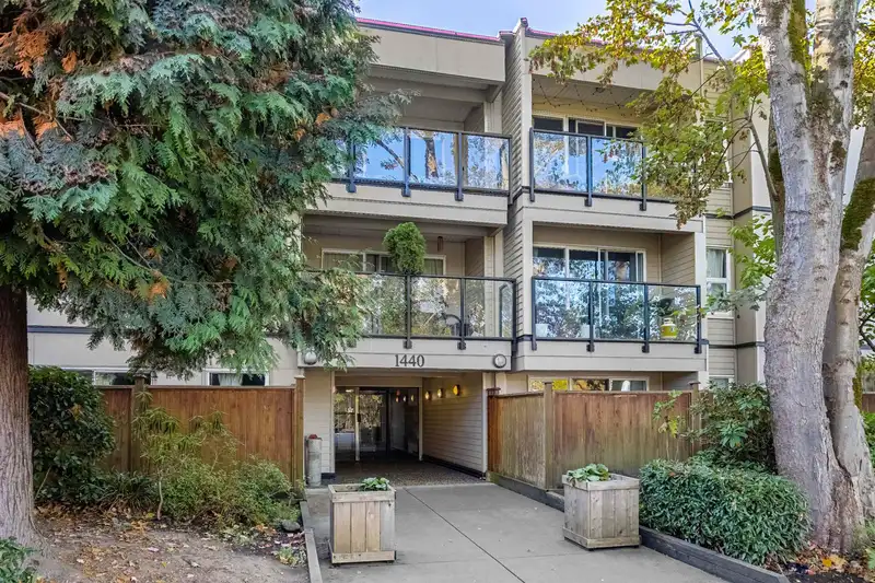 211 1440 E BROADWAY - photo 1 of 18