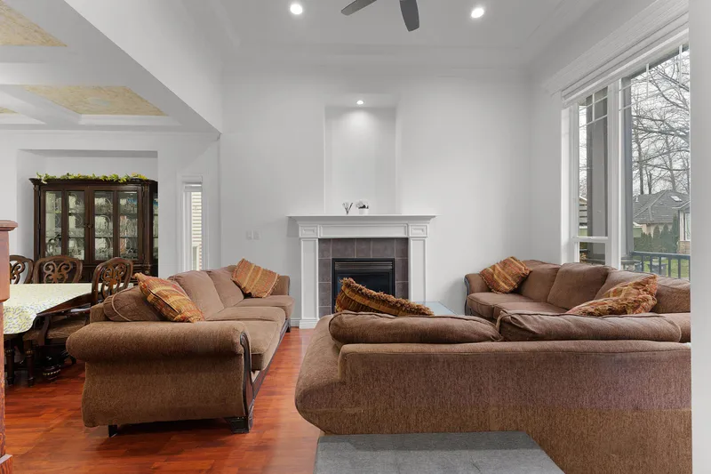 5835 139 STREET - photo 3 of 25