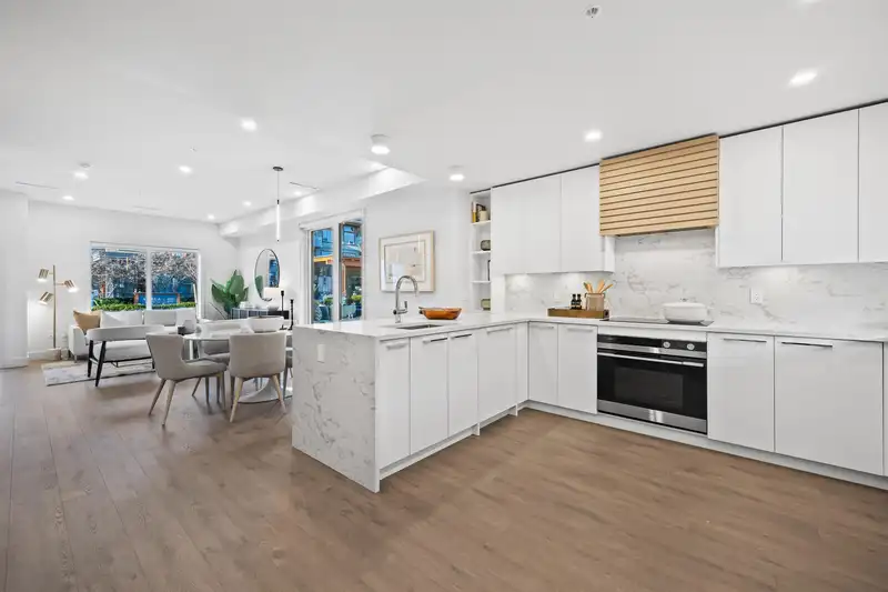 3206 HIGHLAND BOULEVARD - photo 4 of 40