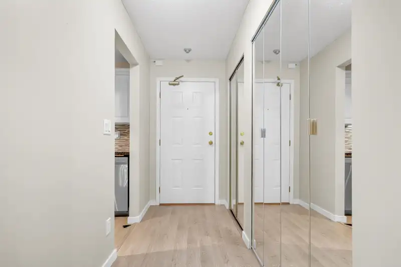 208 14950 THRIFT AVENUE - photo 4 of 37