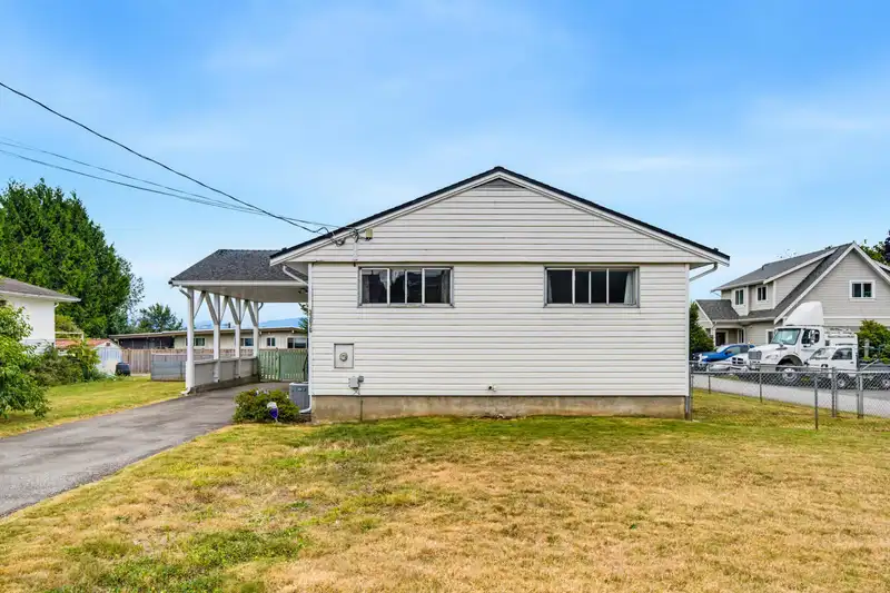 33676 5 AVENUE - photo 2 of 40