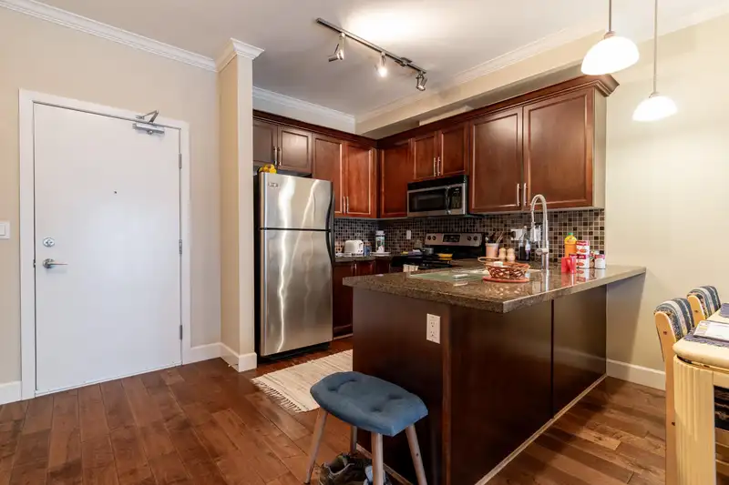 304 15268 18 AVENUE - photo 4 of 19