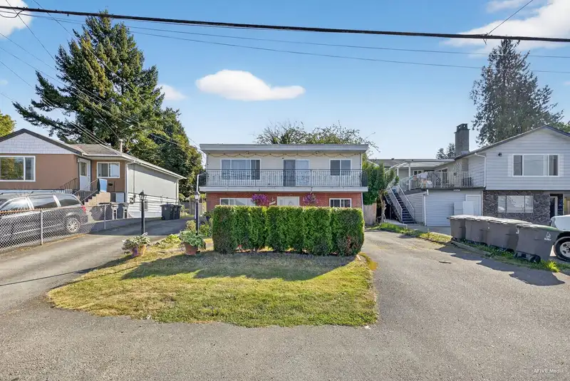 11640 98A AVENUE - photo 3 of 28