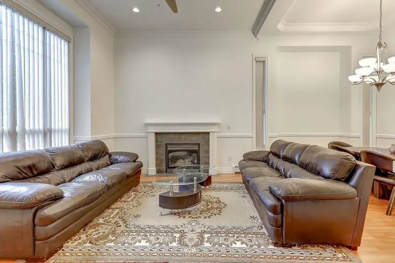 14578 68 AVENUE - photo 2 of 40