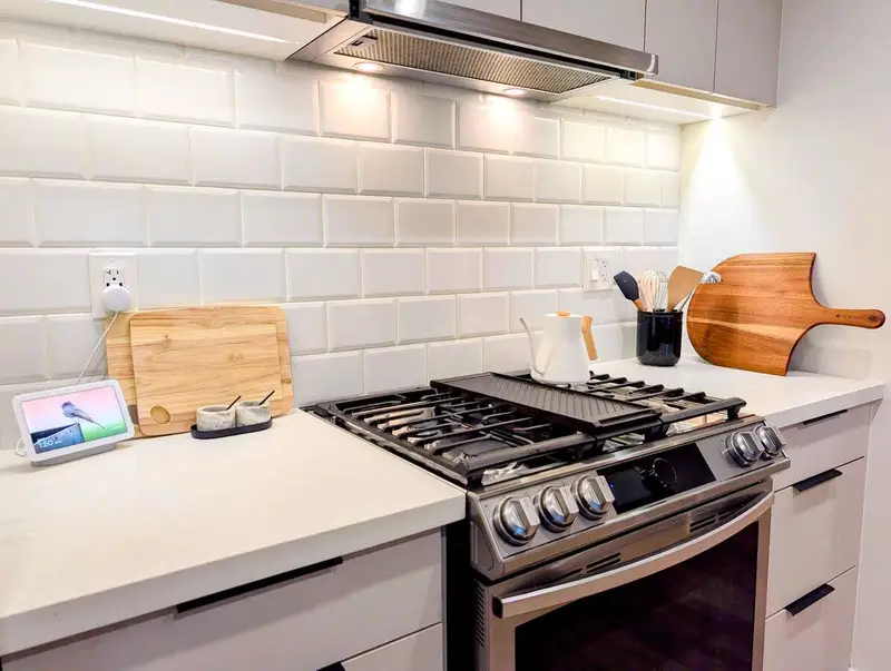 316 3038 ST GEORGE STREET - photo 2 of 25