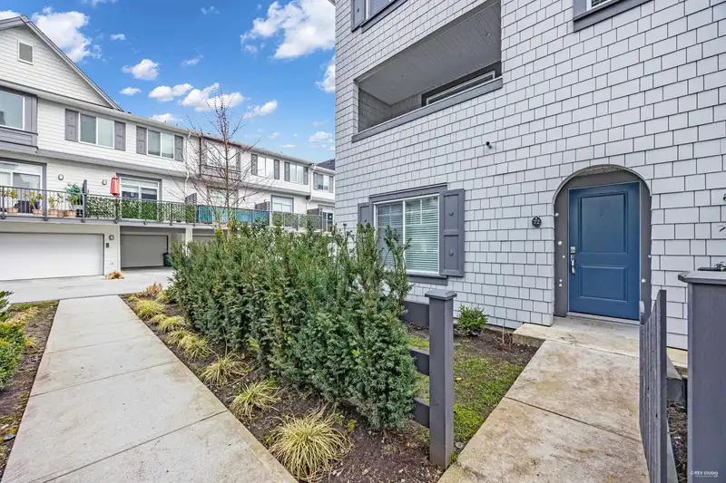 72 15487 99A AVENUE - photo 2 of 36
