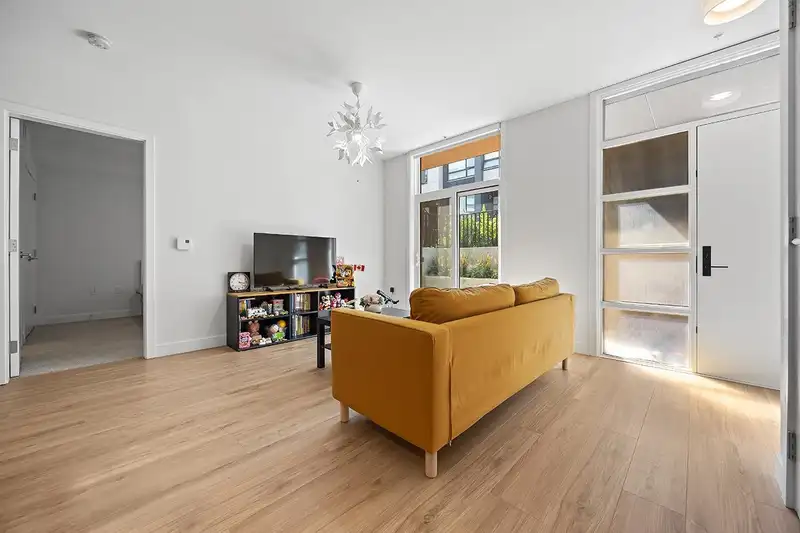 611 6085 IRMIN STREET - photo 2 of 19
