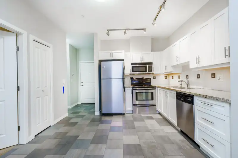 109 2511 KING GEORGE BOULEVARD - photo 3 of 32