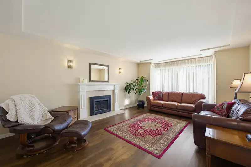 5350 BENTLEY CRESCENT - photo 3 of 35