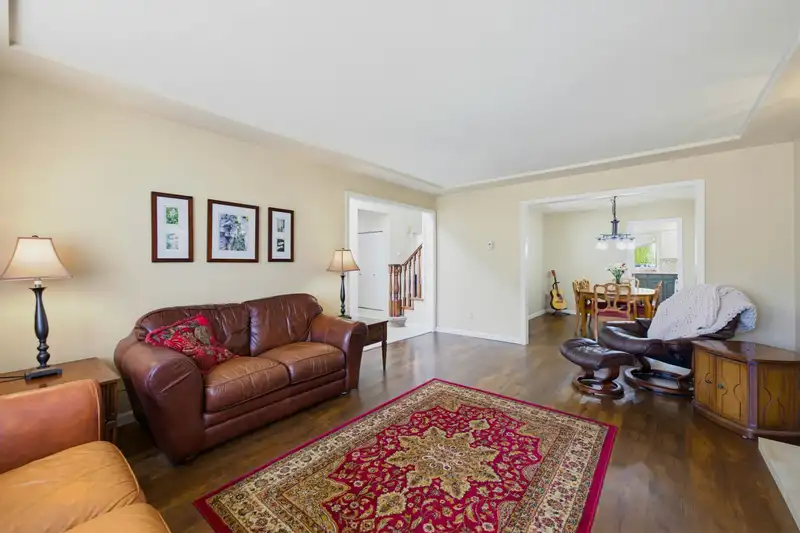 5350 BENTLEY CRESCENT - photo 4 of 35