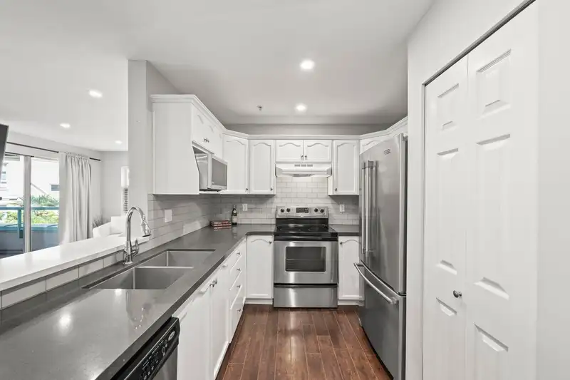 506 301 MAUDE ROAD - photo 3 of 34