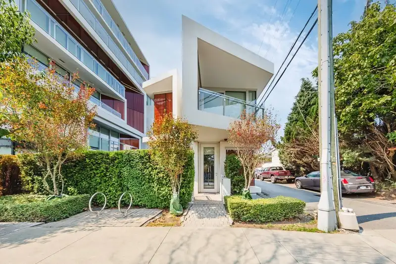 5687 BAILLIE STREET - photo 2 of 21