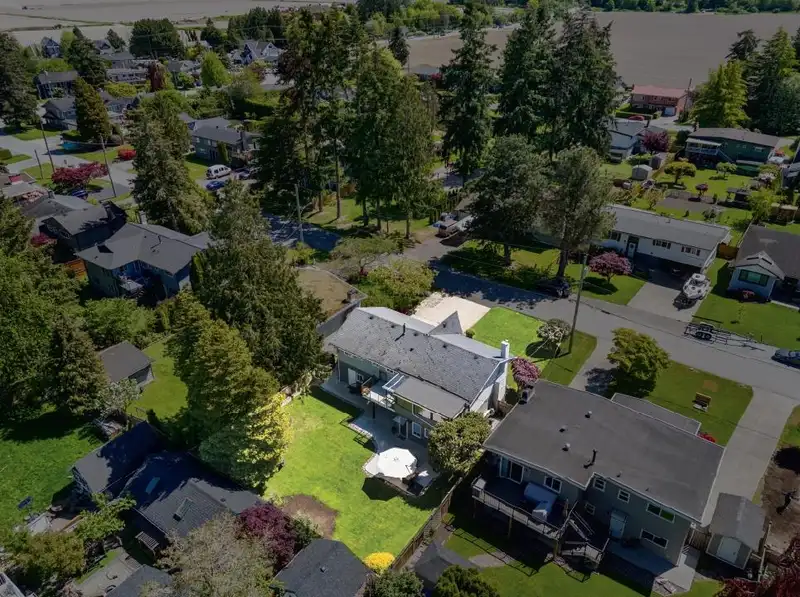 5097 N WHITWORTH CRESCENT - photo 3 of 40
