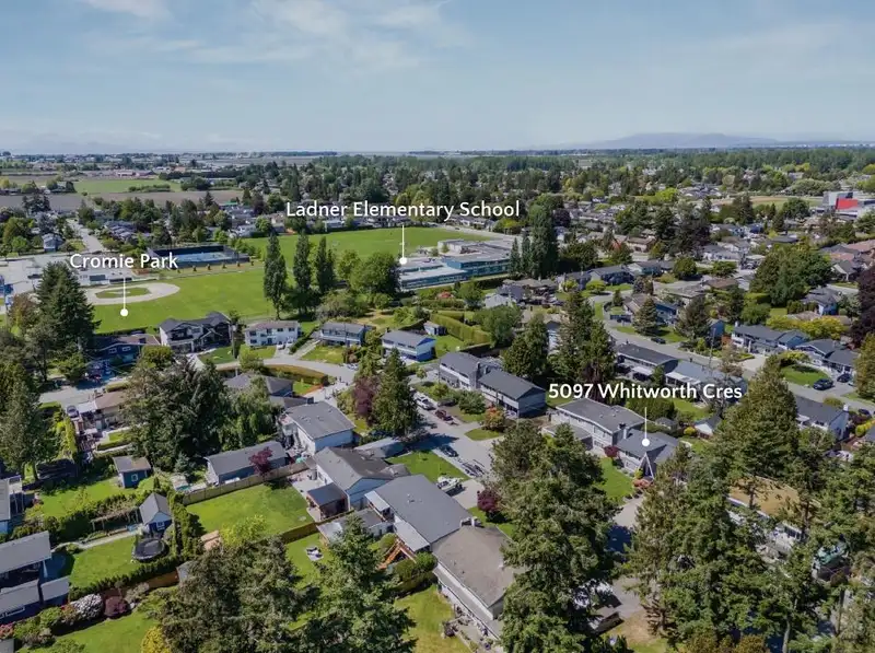 5097 N WHITWORTH CRESCENT - photo 4 of 40