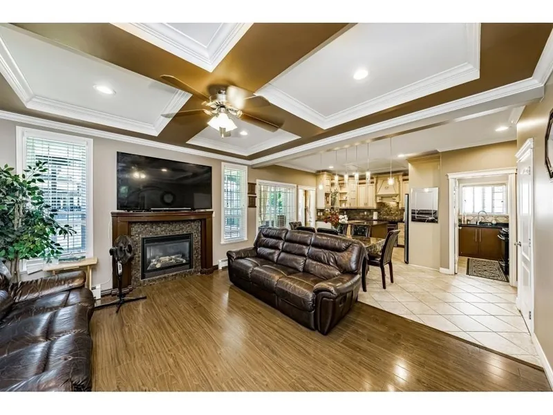 7833 147A STREET - photo 4 of 25