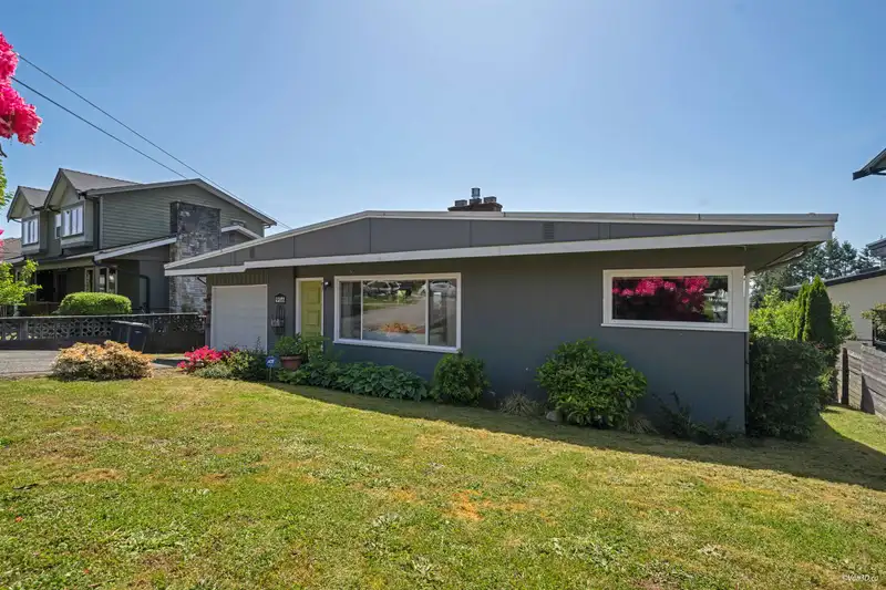 916 STEWART AVENUE - photo 2 of 40